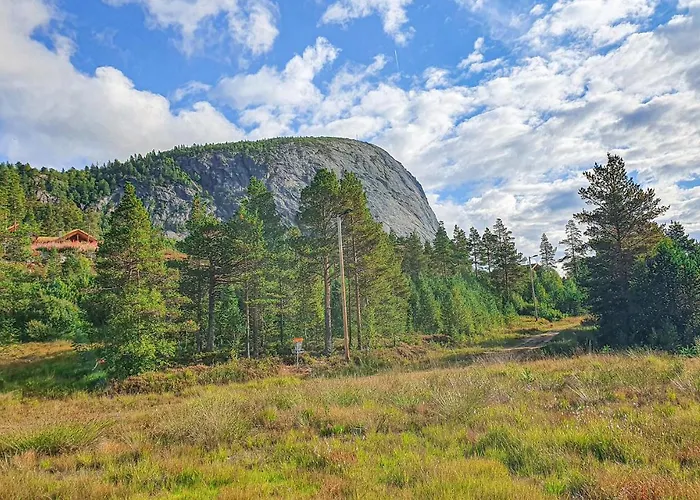 Dom wakacyjny 4 Bedroom Lovely In *